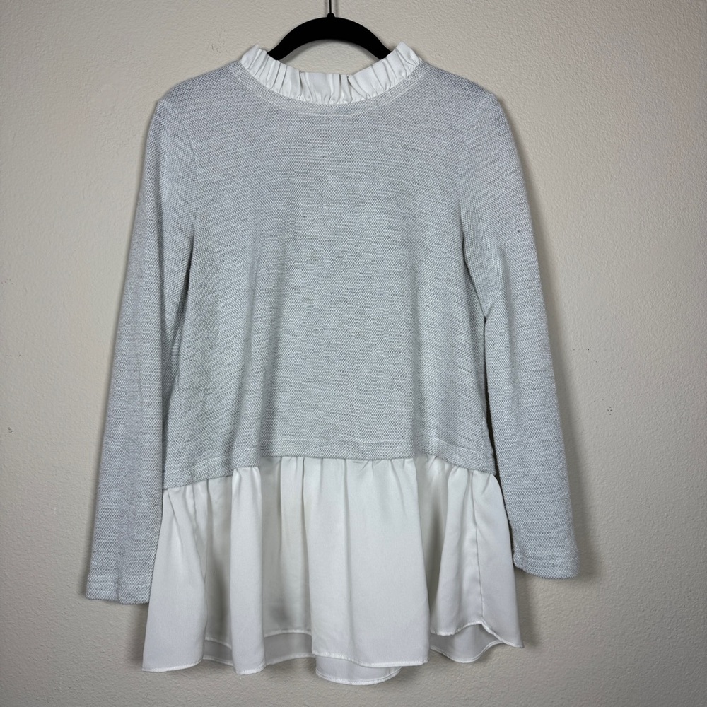 Beachlunchlounge Gray and White Ruffle Hem Blouse Size Small